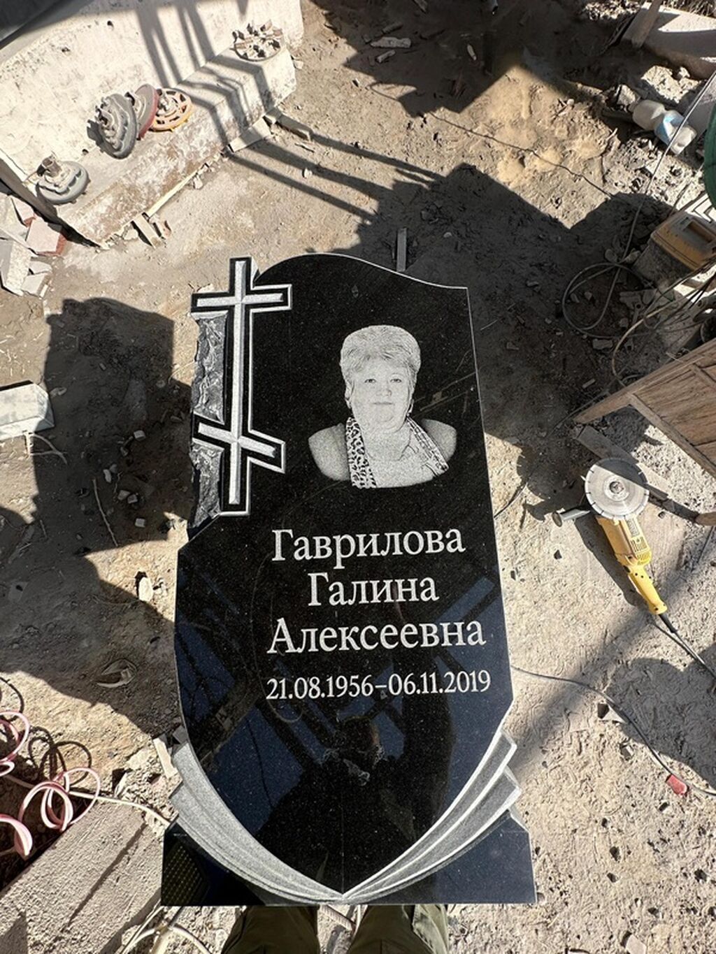Памятник с художественной резьбой Элегантный памятник из натурального: фото 4