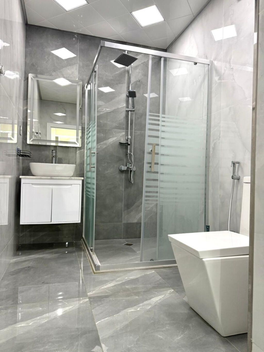 Gənclik metrosuna yaxın 2 otaqlı mənzil kirayə verilir. 70 m² 4-cü