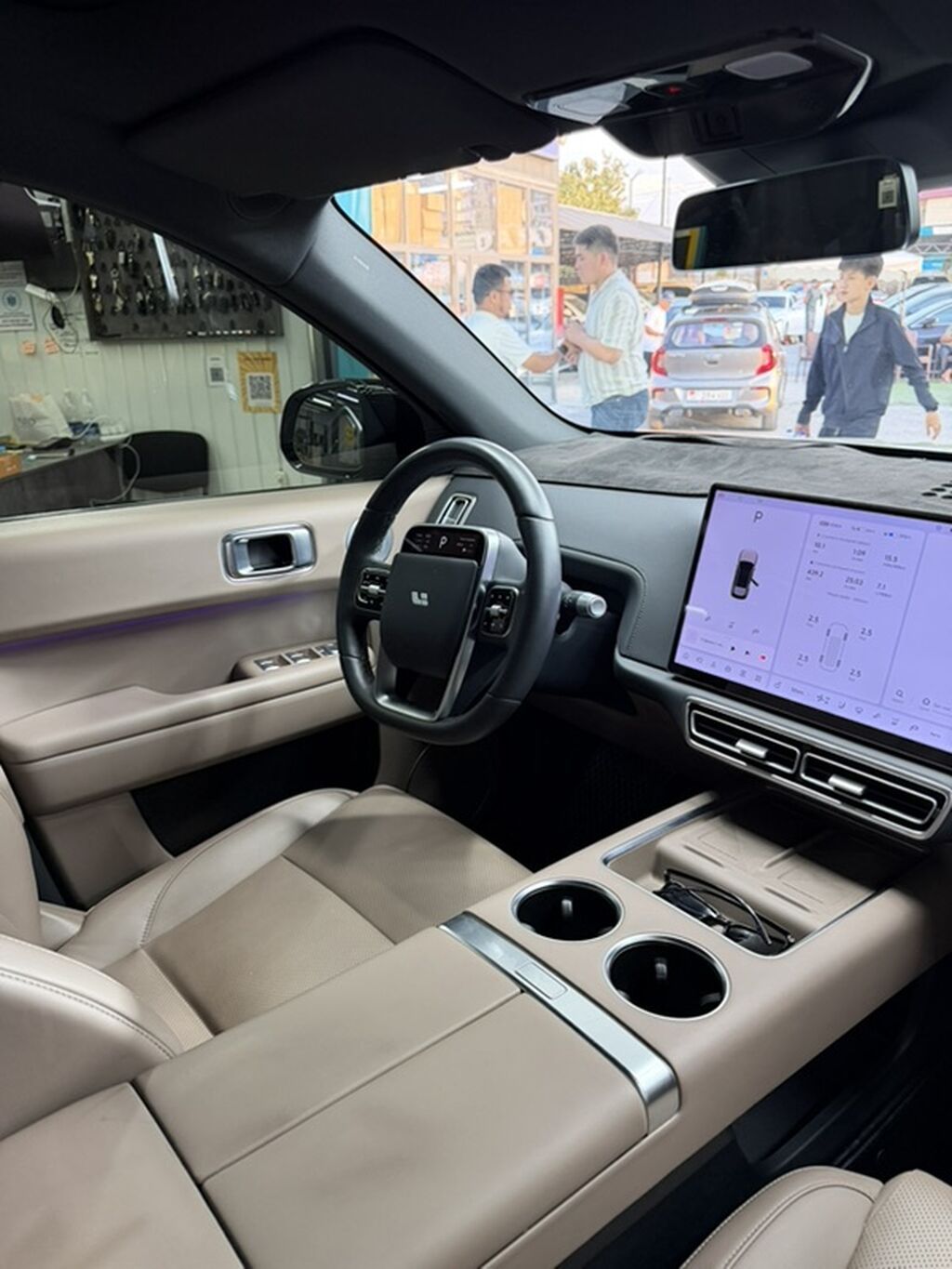 Lixiang L6: 2025 г., 1.5 л, Автомат, Электромобиль, Внедорожник: фото 5