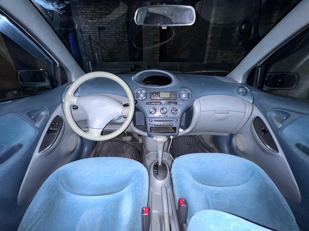 Toyota Yaris: 2000 г., Автомат, Бензин, Хэтчбэк: фото 4