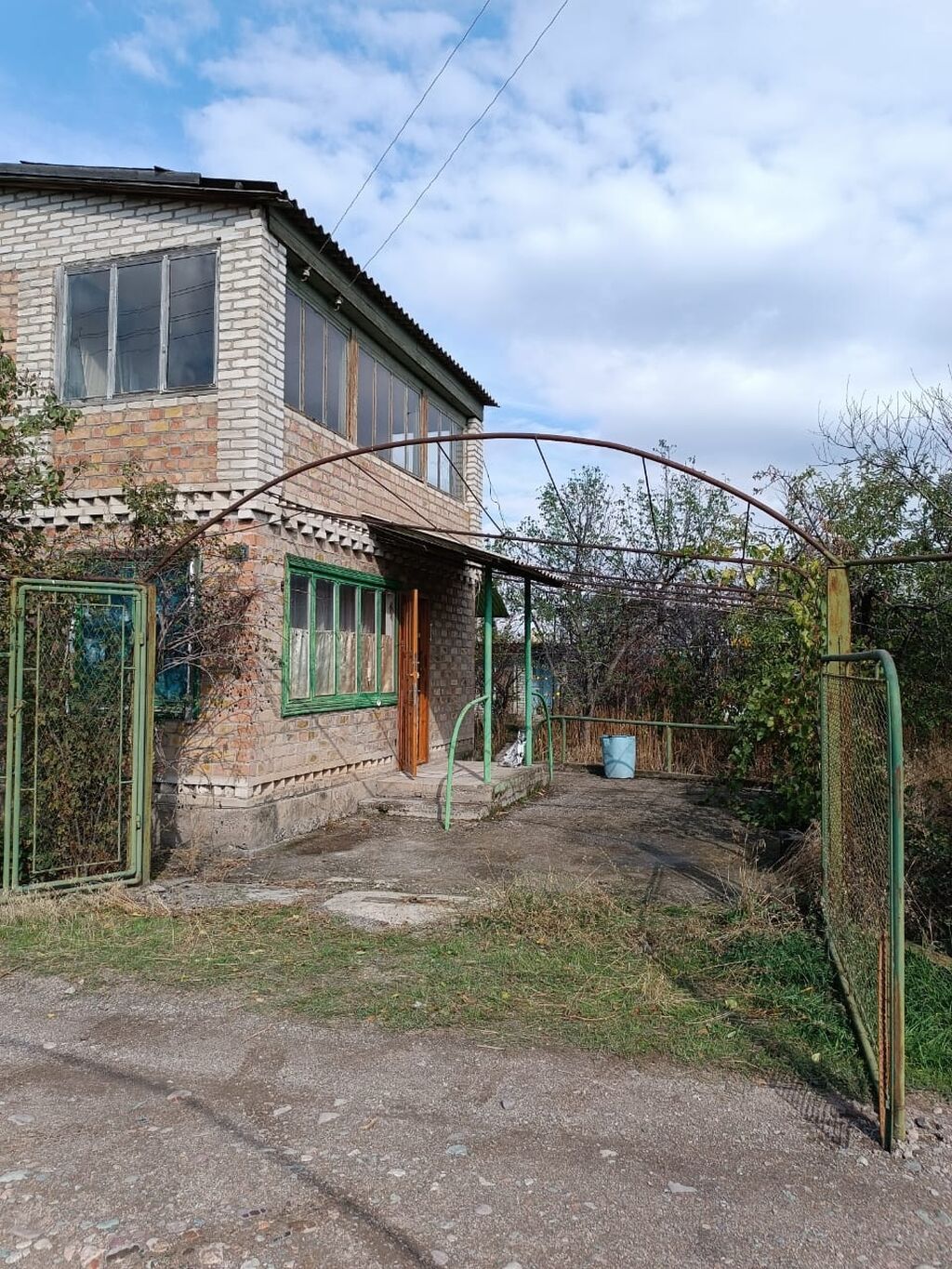 Двухэтажный кирпичный дом с застекленной верандой и навесом у входа: фото 7