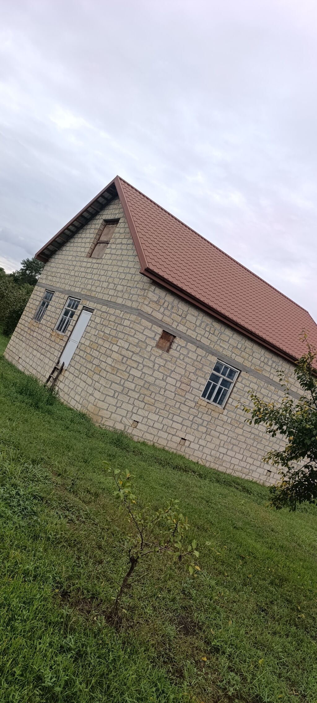 Daş divarlı kənd evi – geniş həyətyanı sahə ilə Qaz işg su. 15 sot -