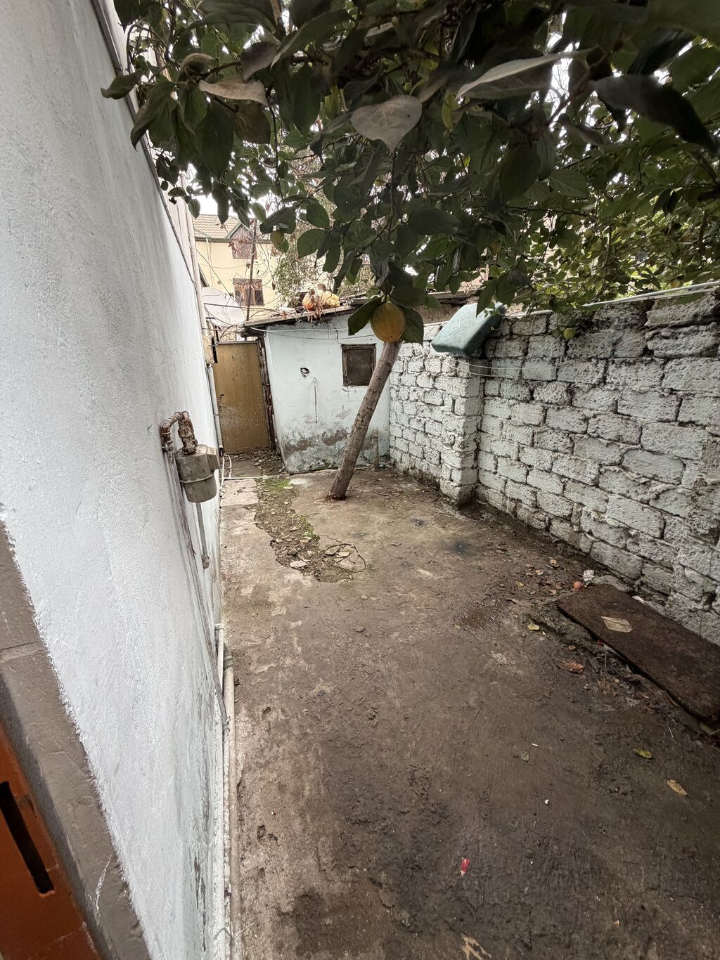 Kirayə ev 2 otaqlı. Komsamol dairəsində yerləşir. Xəritədə göstərilib