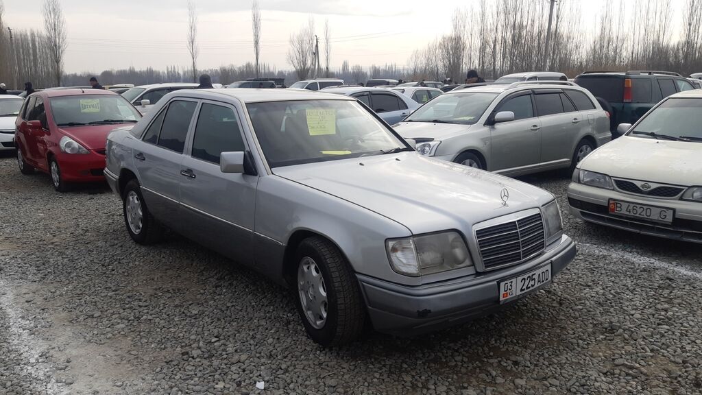 Mercedes-Benz 220: 1993 г., 2.2 л, Механика, Бензин, Седан: фото 2