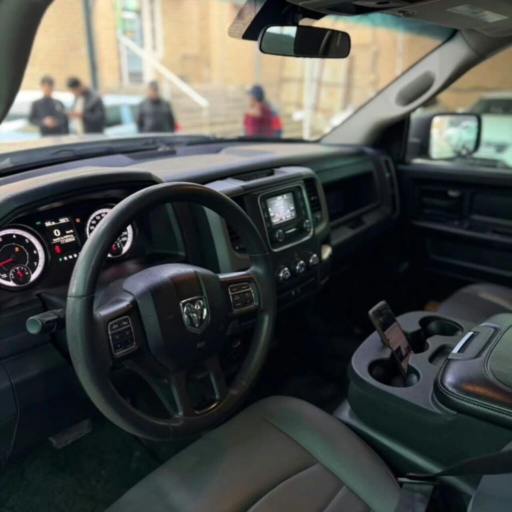 RAM 1500 TRX, полноразмерный пикап в белом цвете с четырёхдверной: фото 5