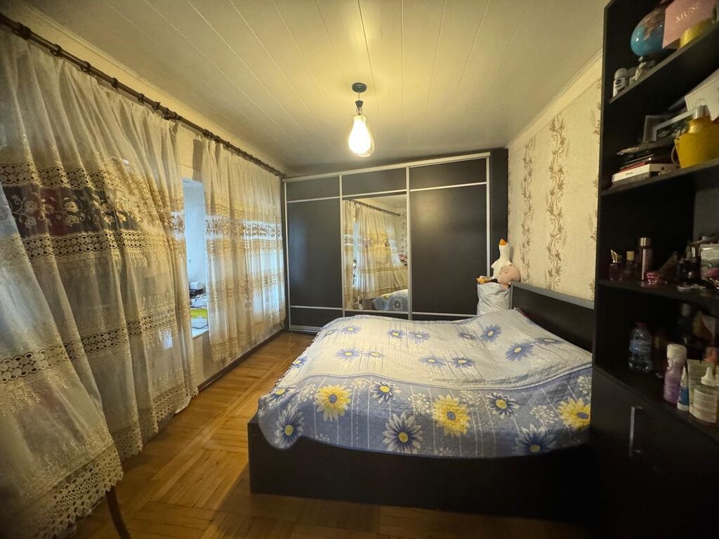 6 otaqlı, 216 kv. m, Orta təmir