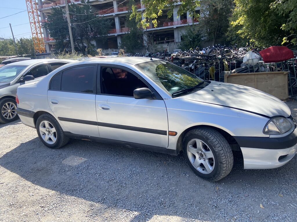 Toyota Avensis: 2000 г., 1.6 л, Механика, Бензин, Седан: фото 3