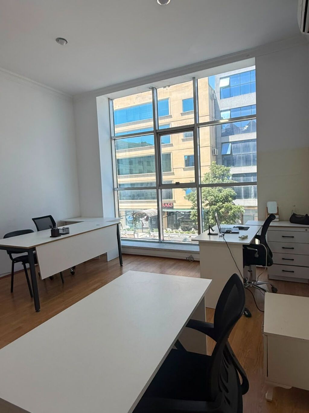-Ofis daxilində 1 iş masası icarəyə verilir. -Ünvan: Nərimanov r.