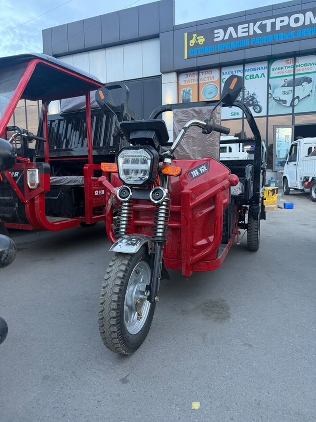 Грузовой электротрицикл с открытой бортовой платформой — практичный: фото 3