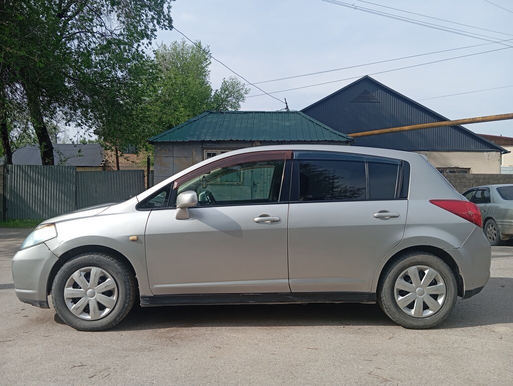 Nissan Tiida: 2004 г., Автомат, Бензин, Хэтчбэк: фото 4