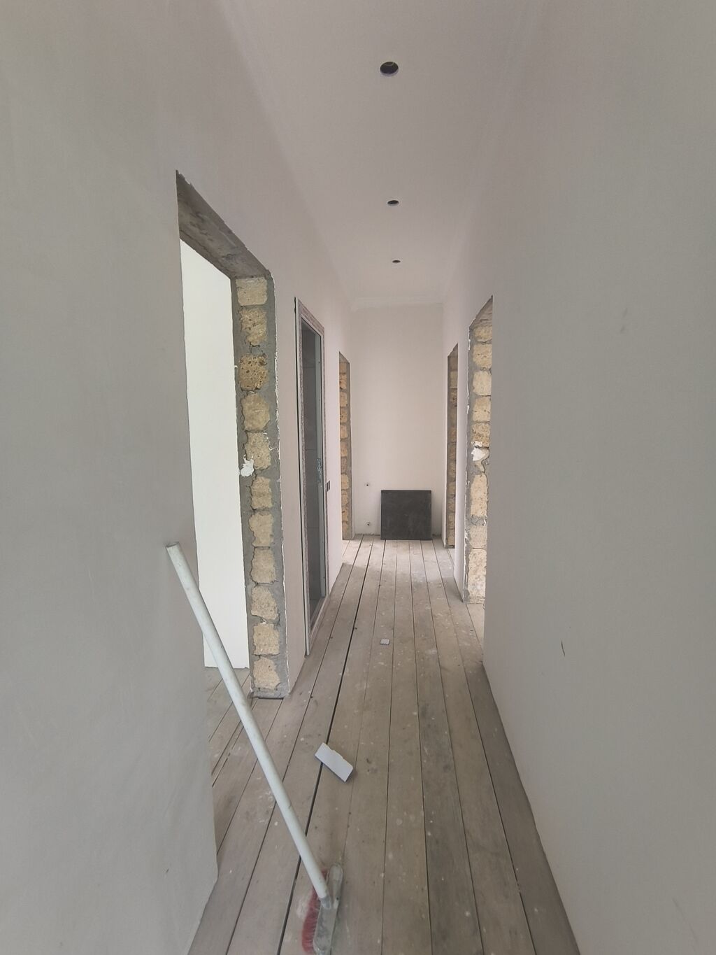 3 otaqlı, 90 kv. m, Təmirsiz