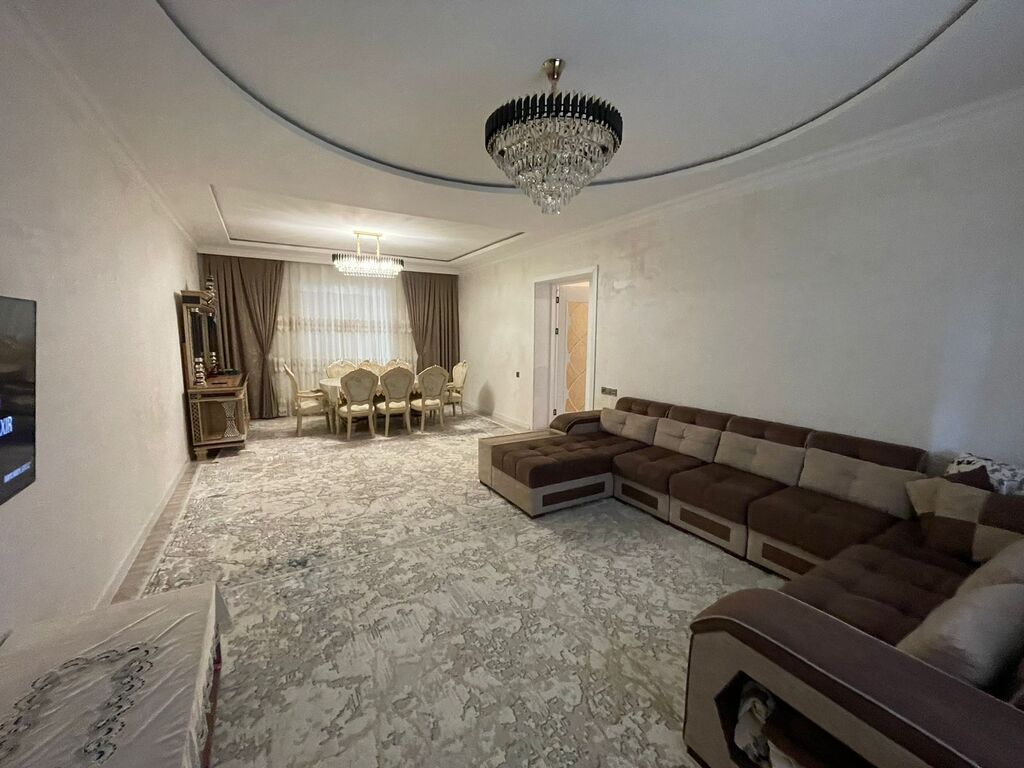 2 mərtəbəli fərdi yaşayış evi. Evin fasadı müasir üslubda işlənib