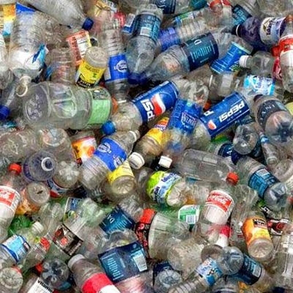 пустые бутылки пластиковые мусор. пластиковые бутылки б у. пластиковые бутылки б у. пэт бутылки. пластиковые бутылки б у.