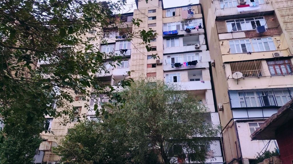 Yeni Günəşli qəsəbəsi D massivində 2 otaqlı leninqrad layihəli mənzil