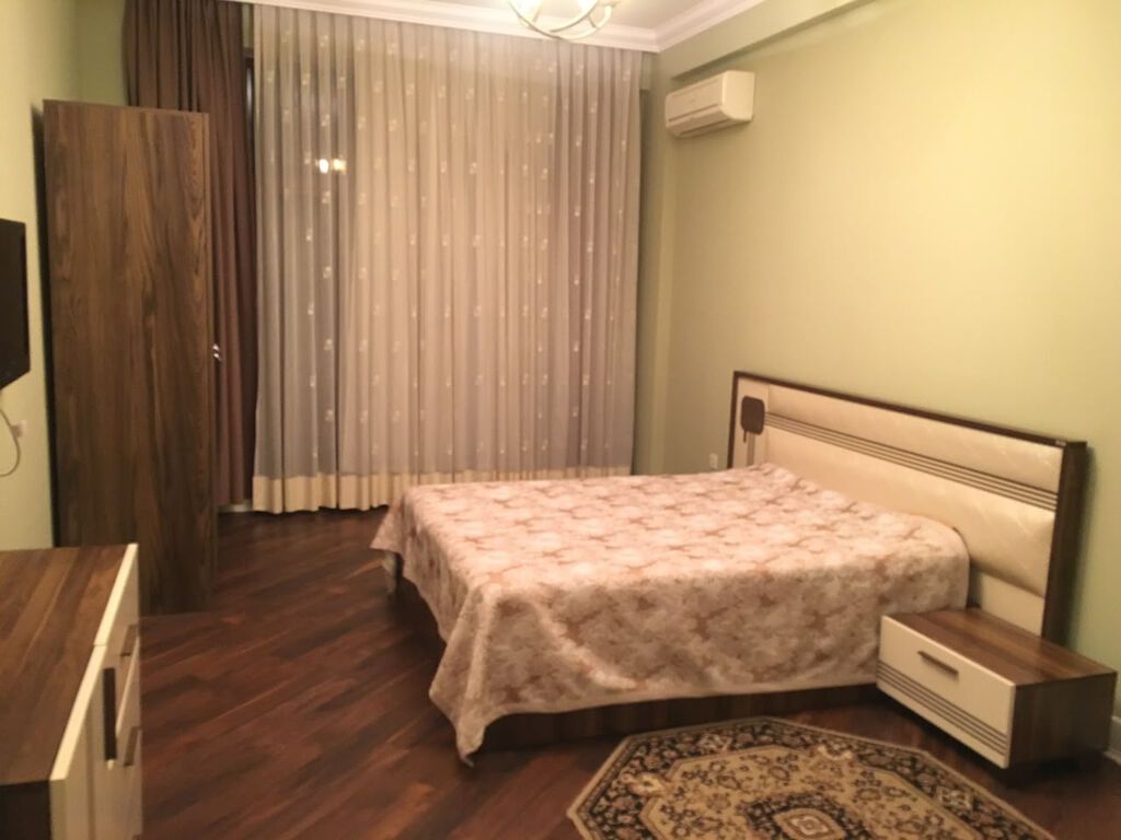 Şəhərin mərkəzində 3 otaqlı mənzil Mənzil 162 kv.m sahəyə malikdir