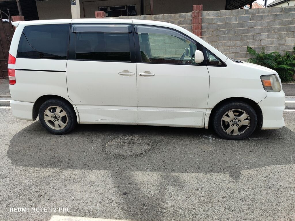 Toyota Noah: 2003 г., 2 л, Автомат, Бензин, Минивэн: фото 3