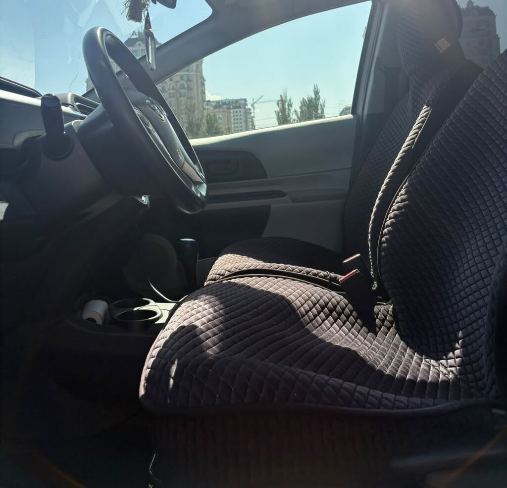 Toyota Prius C: 2012 г., 1.5 л, Вариатор, Гибрид, Хэтчбэк: фото 4