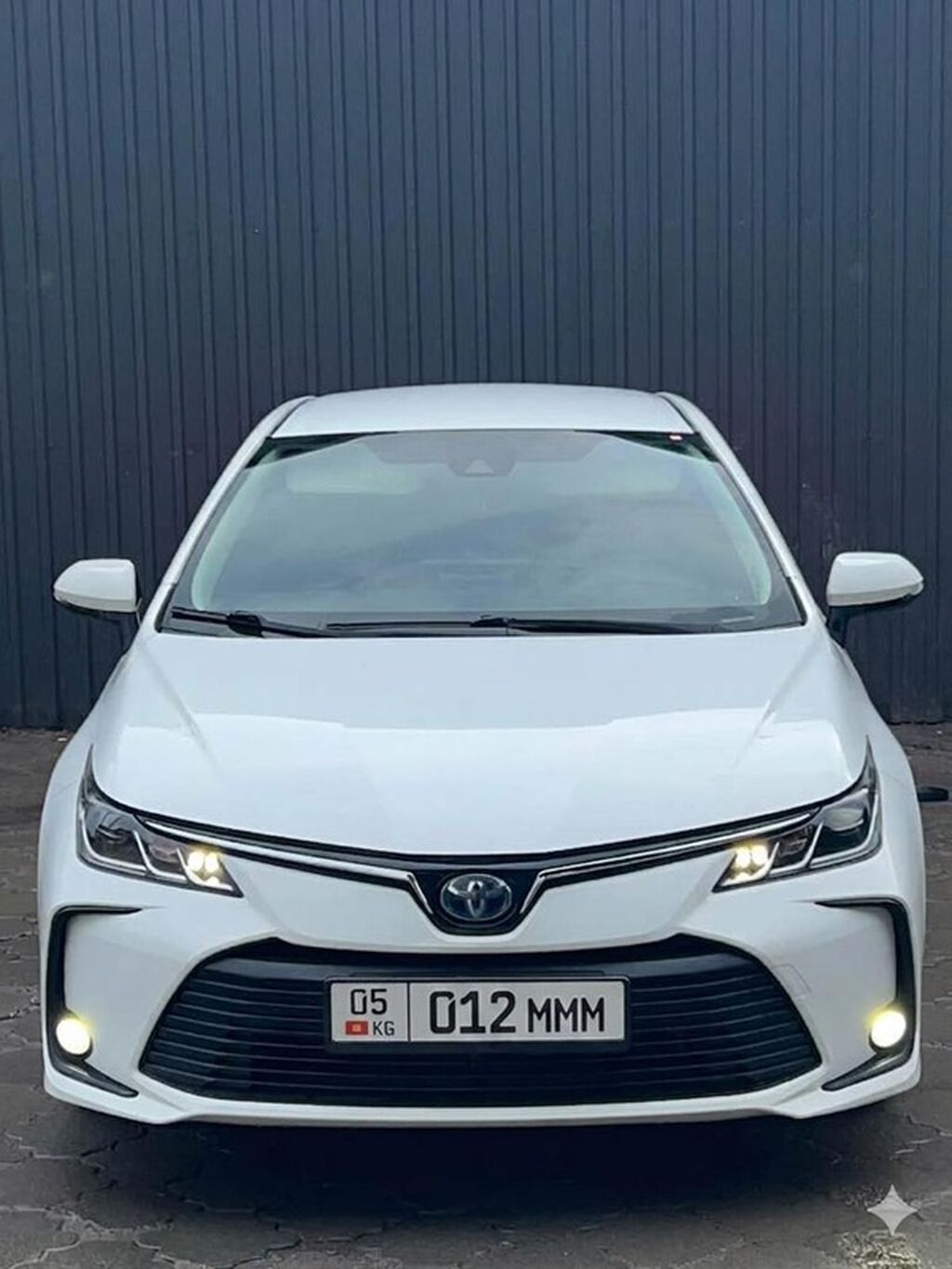 Toyota Corolla: 2019 г., 1.8 л, Вариатор, Гибрид, Седан: фото 2