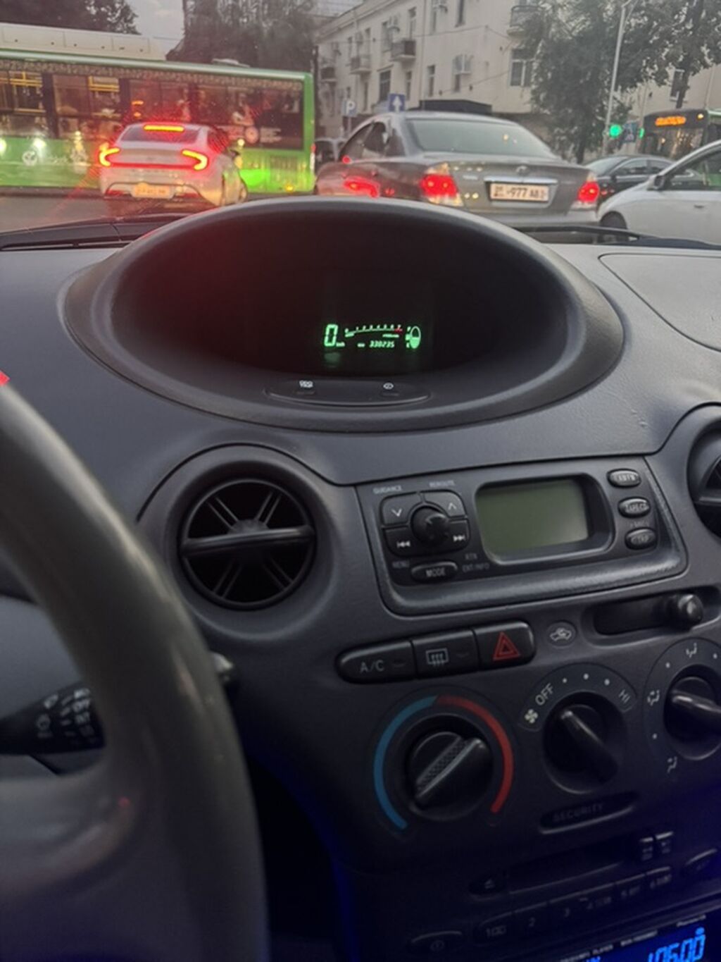 Toyota Yaris: 2002 г., 1 л, Механика, Бензин, Хэтчбэк: фото 8