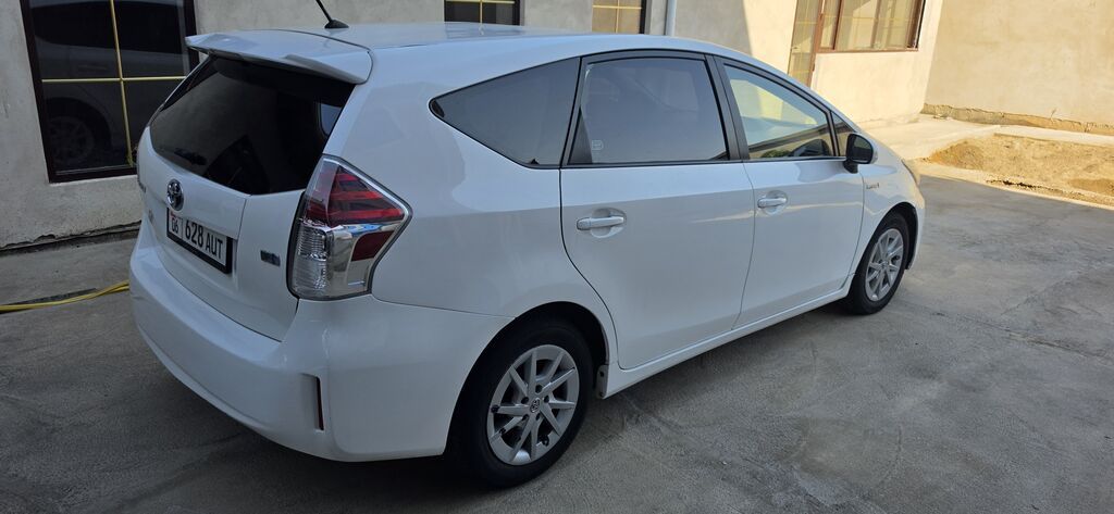 Toyota Prius V: 2016 г., 1.8 л, Автомат, Гибрид, Универсал: фото 2