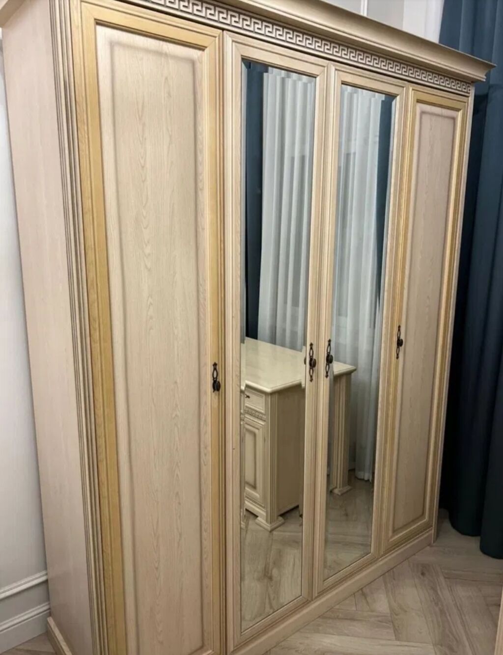 Продам вместительный 4-дверный шкаф в классическом стиле. Красивый