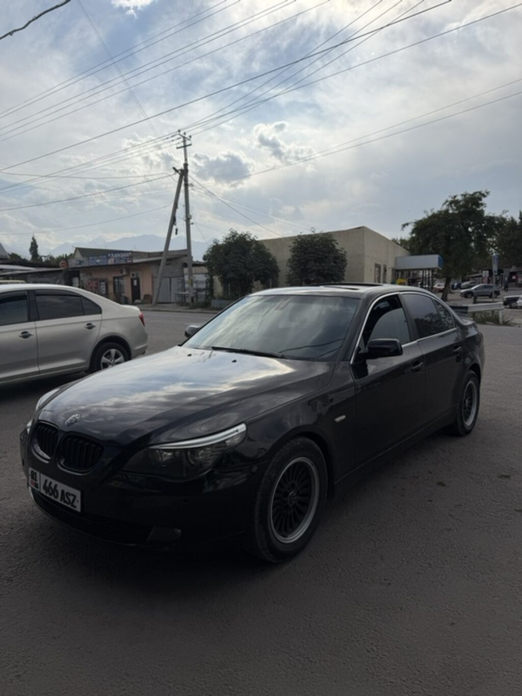 Черный седан бизнес‑класса, внешне стилизованный под BMW 5‑й серии: фото 5