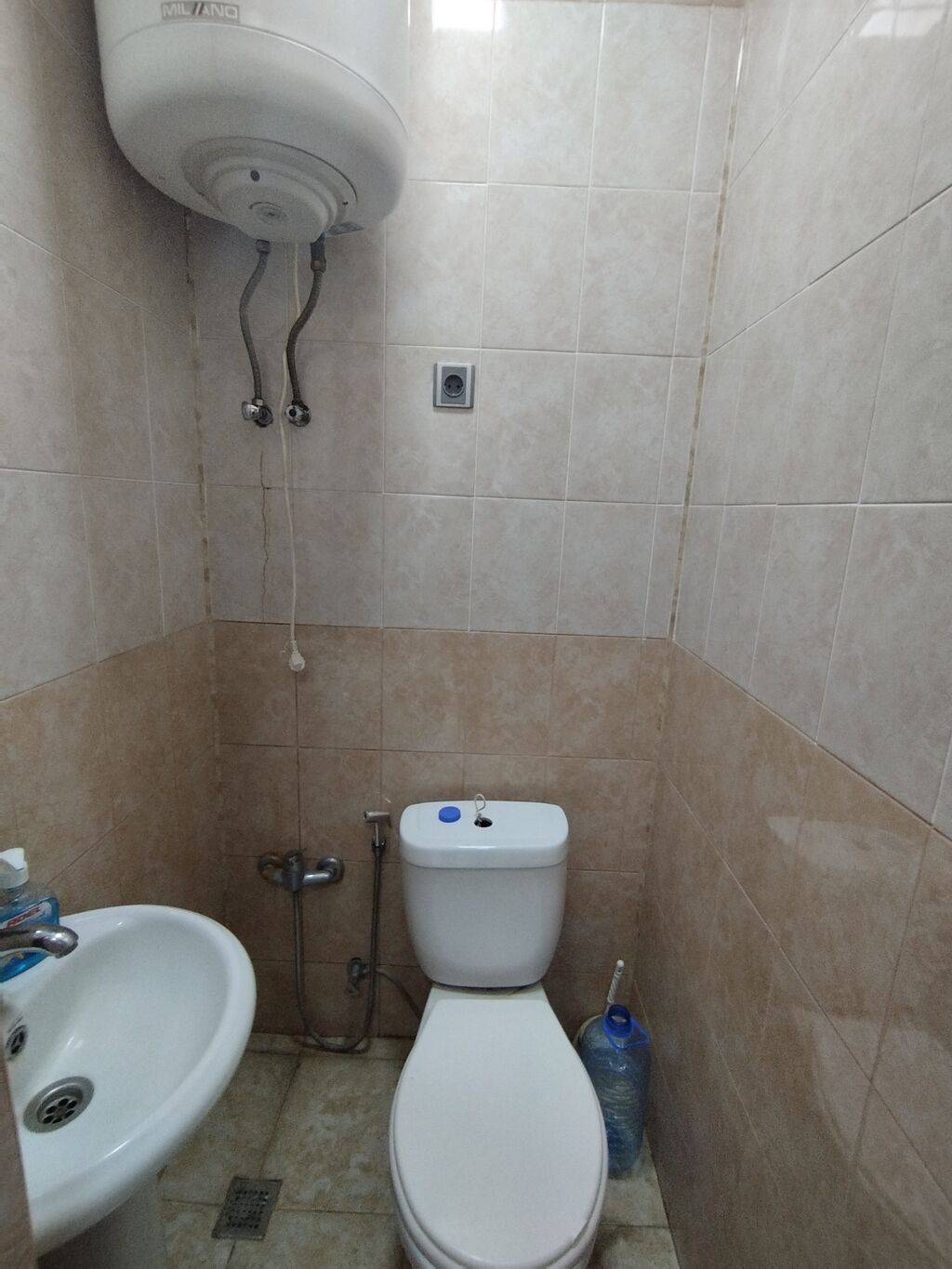 Əhmədlinin ən prestijli küçəsində yerləşən Yeni tikili binanın altında