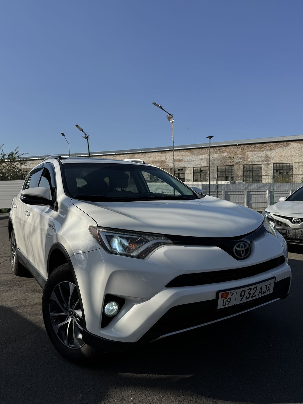 Toyota RAV4: 2016 г., Автомат, Гибрид, Кроссовер: фото 1