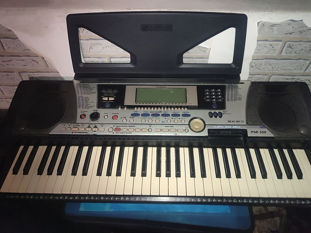 Синтезатор Yamaha PSR-550 в серебристом корпусе. Оснащен встроенными: фото 3