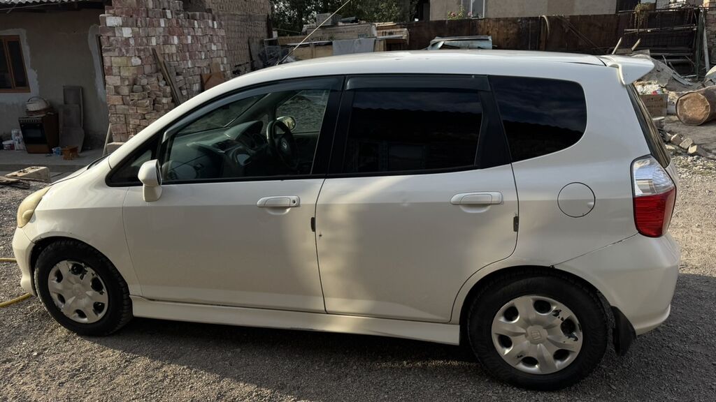 Honda Fit: 2002 г., 1.3 л, Вариатор, Бензин, Хэтчбэк: фото 4