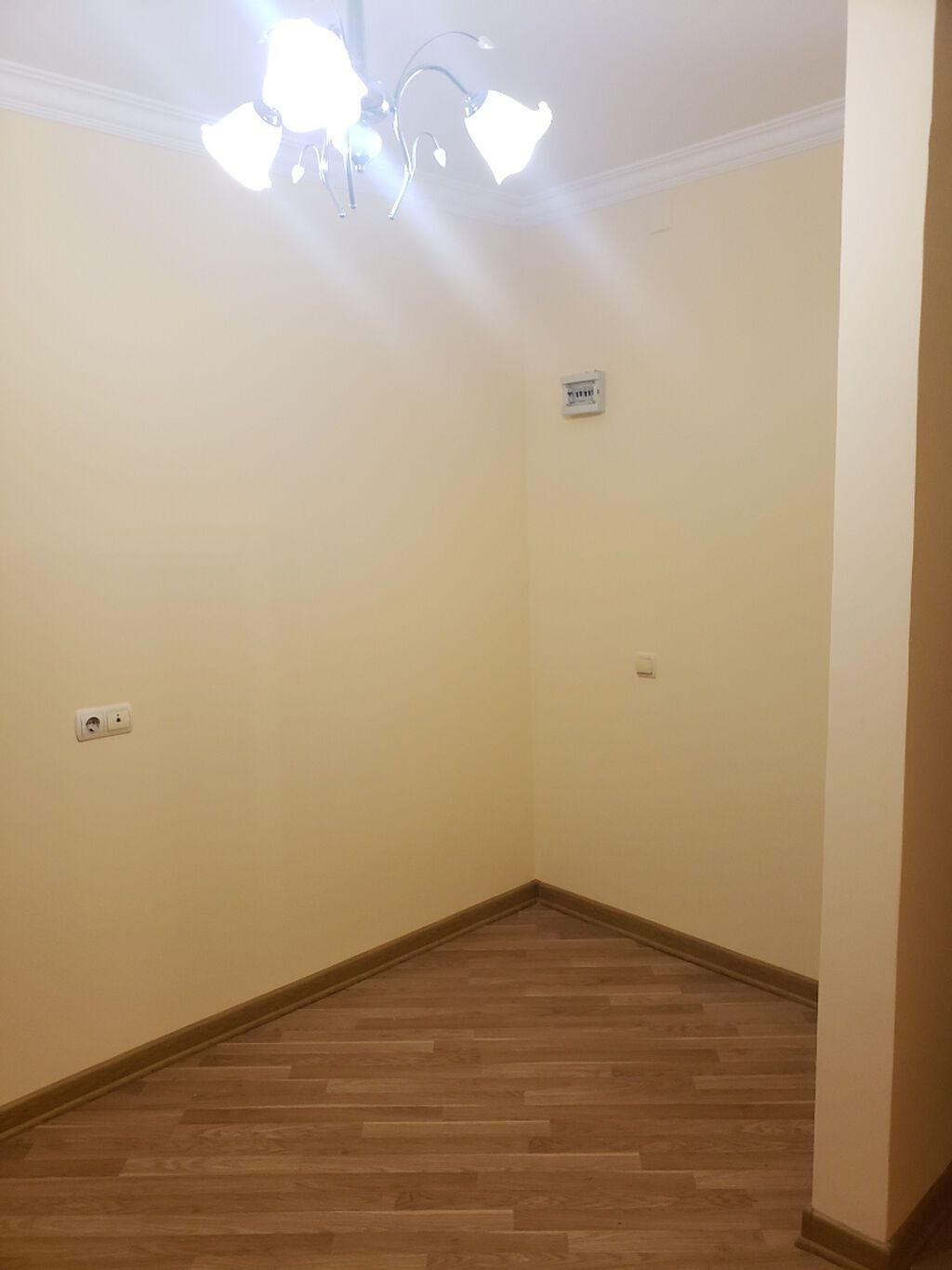 Binəqədi rayonu, 9-cu mikrorayon, Mircəlal küçəsində 4 otaqlı ofis