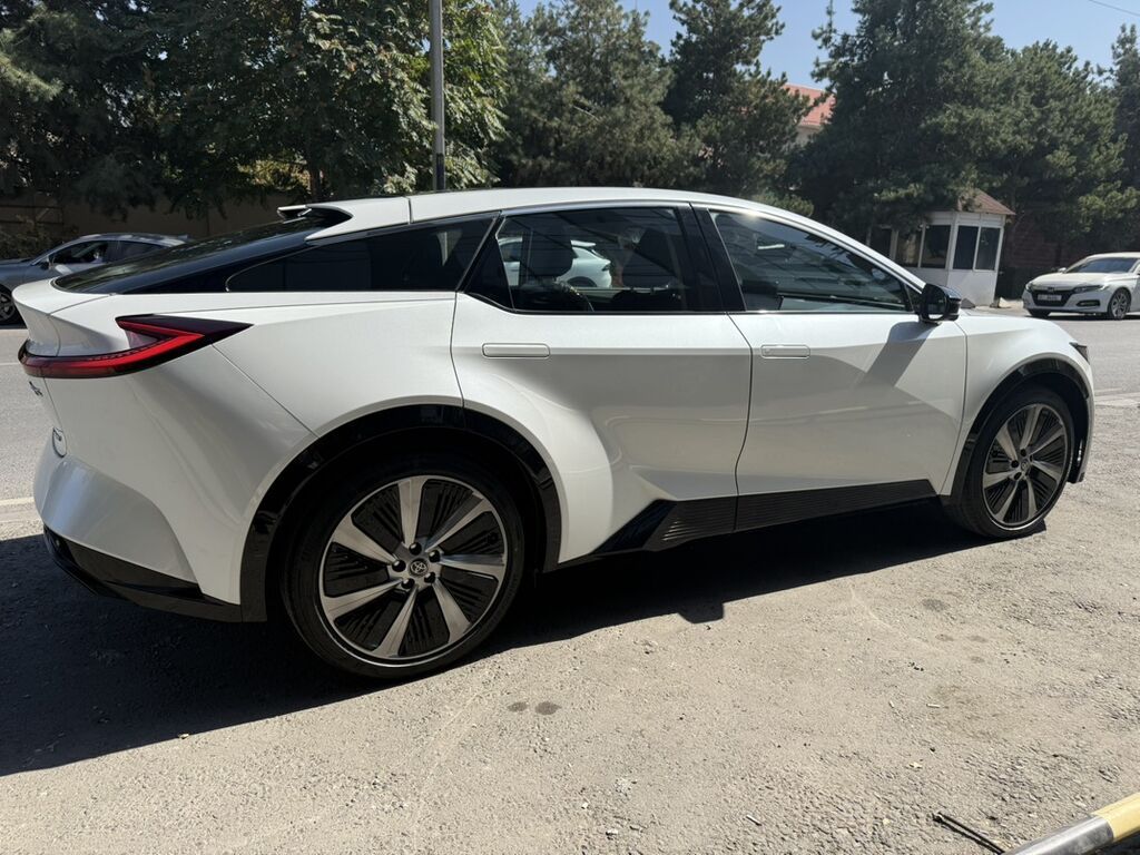 Toyota bZ5: 2026 г., Электромобиль: фото 4