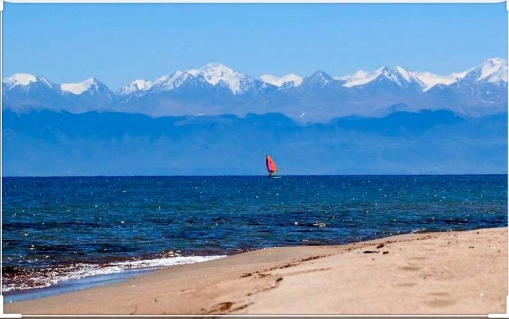 Кыргызстан озеро иссык-куль. Озеро иссык-куль. Иссык-куль фотографии киргизия озеро. Горы и озеро иссык-куль. Рубль на иссык куле.
