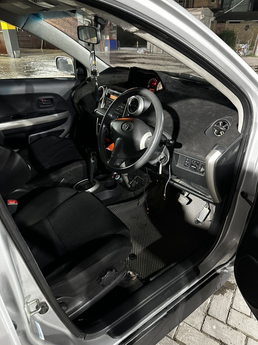 Toyota Ist: 2003 г., Бензин, Хэтчбэк: фото 4