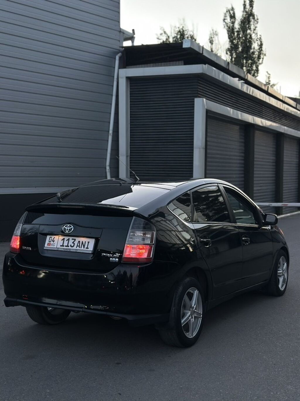 Toyota Prius: 2004 г., Автомат, Гибрид, Хэтчбэк: фото 2