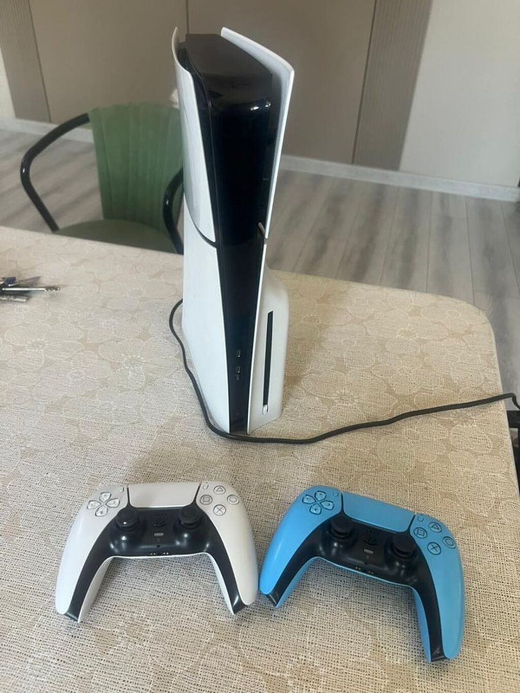 Игровая консоль Sony PlayStation 5 (версия с дисководом) с двумя — фото 1