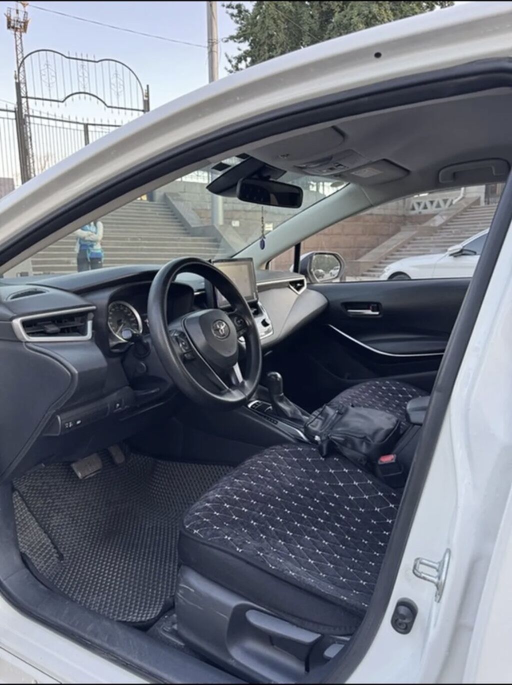 Toyota Corolla: 2019 г., 1.8 л, Автомат, Гибрид, Седан: фото 6