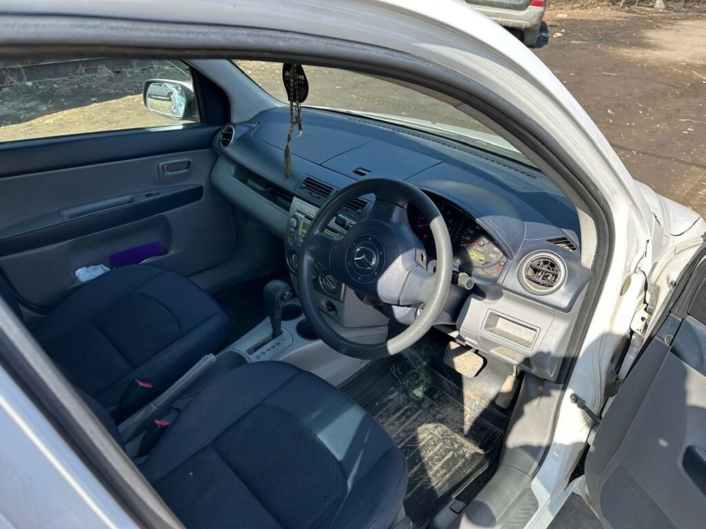 Mazda Demio: 2004 г., Бензин, Хэтчбэк: фото 6