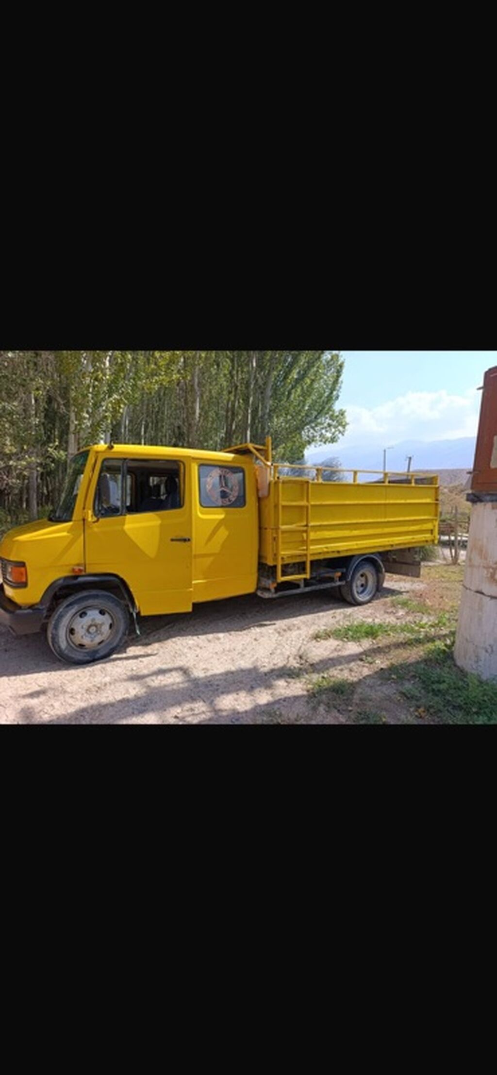 Грузовой бортовой автомобиль Mercedes-Benz (желтый), двойная кабина: фото 3