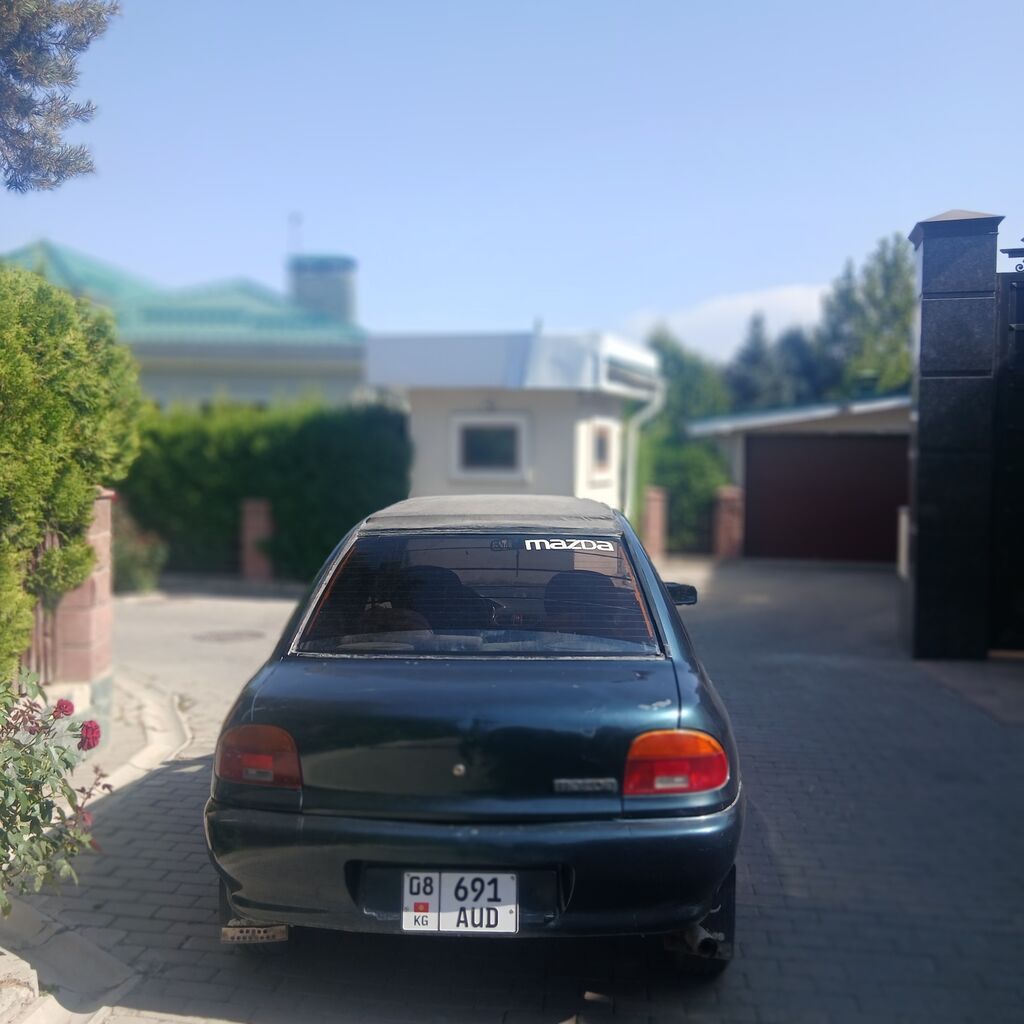 Mazda 121: 1991 г., Бензин, Седан: фото 3