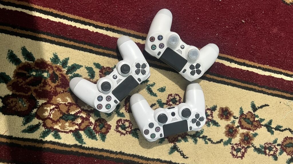 Sony PlayStation 4 (первая версия, “Fat”) + три геймпада DualShock 4: фото 4