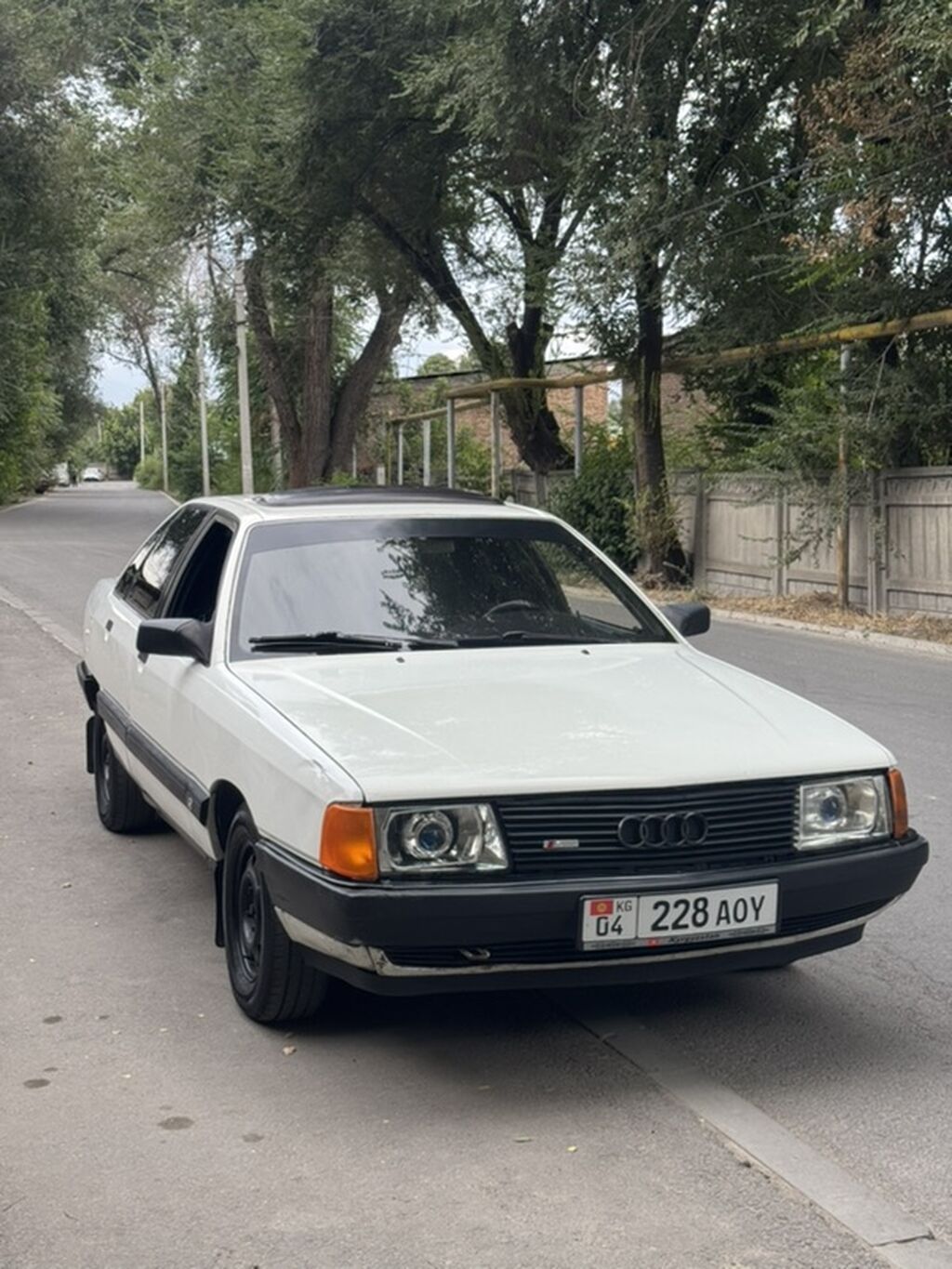 Audi 100: 1990 г., 1.8 л, Механика, Бензин, Лифтбек: фото 3