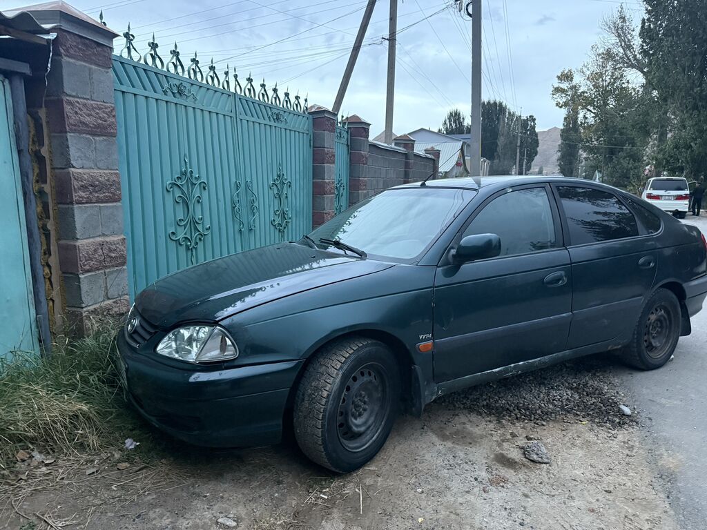 Toyota Avensis: 2001 г., 1.8 л, Механика, Хэтчбэк: фото 3