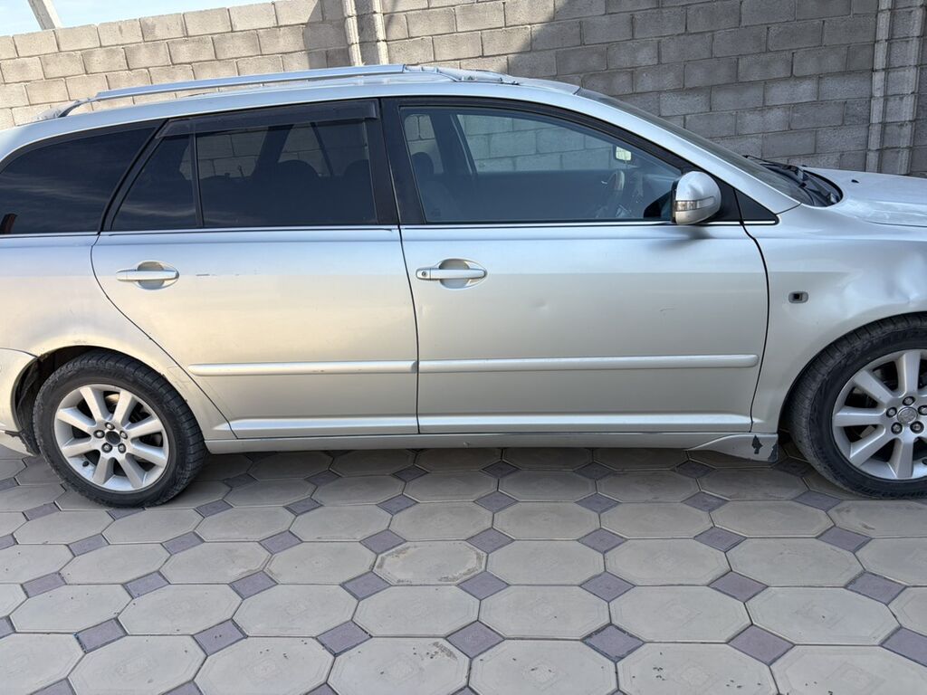 Toyota Avensis: 2003 г., 2 л, Автомат, Бензин, Универсал: фото 3