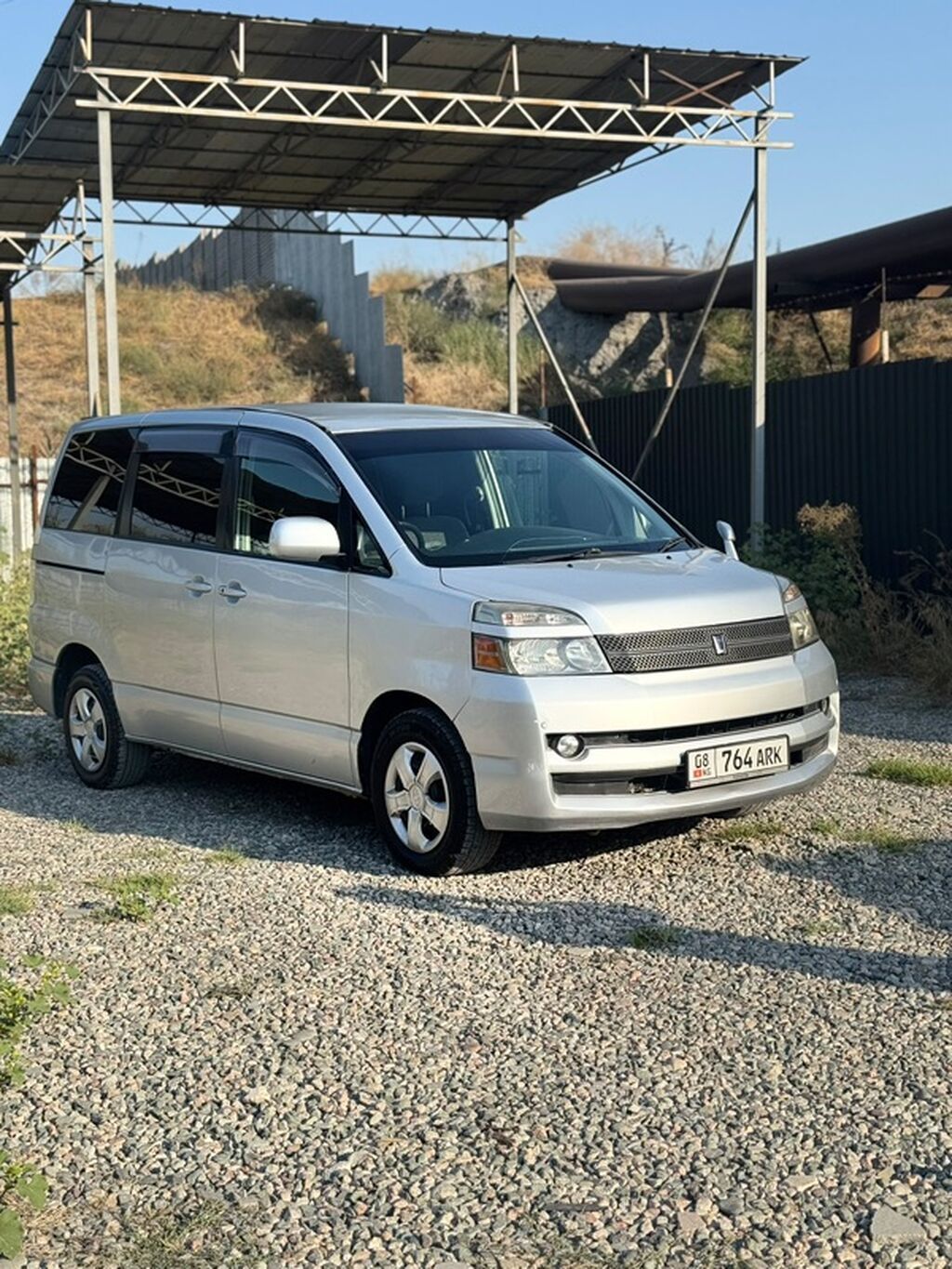Toyota Voxy: 2006 г., 2 л, Бензин, Минивэн: фото 1