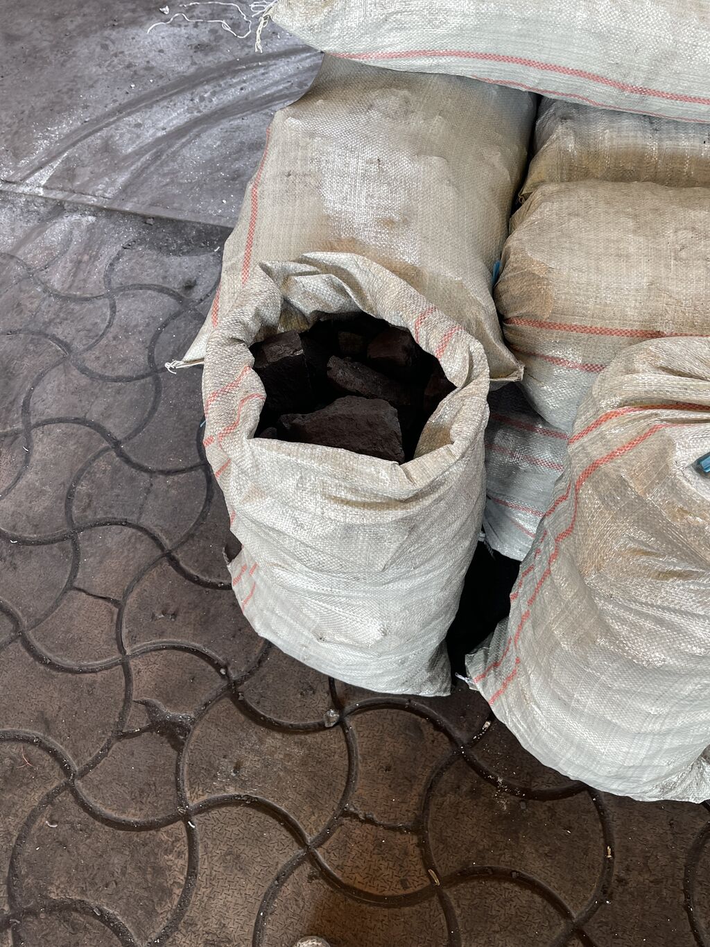 Уголь в мешках Сеяный Кара Кече.: 300 KGS Уголь | Бишкек | 94672002 ᐈ ...