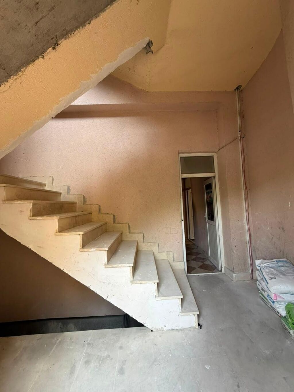Yasamal rayonunda, 20 Yanvar metrosunun yaxınlığında, sıx yaşayış