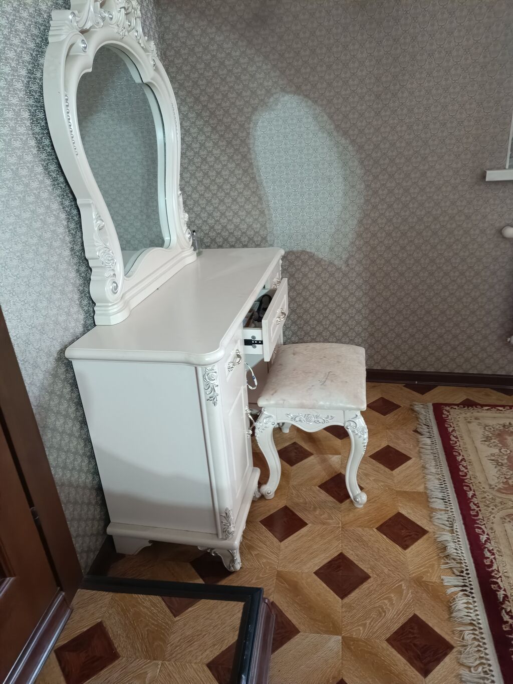 Спальный гарнитур в классическом стиле, цвет айвори с патиной и резным: фото 6