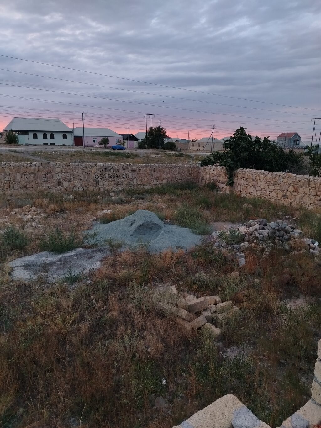 Satılır: kiçik ölçülü tikili və torpaq sahəsi - Ümumi: Həyət