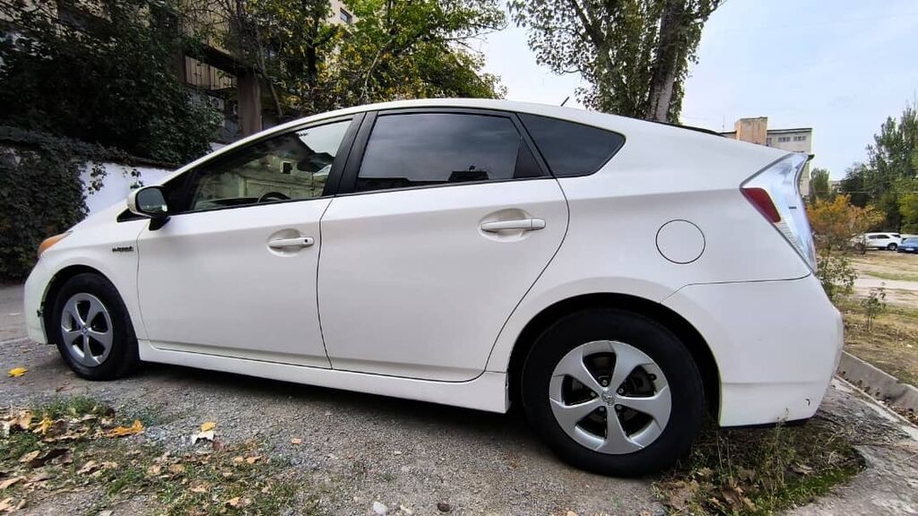 Toyota Prius: 2012 г., 1.8 л, Автомат, Гибрид, Хэтчбэк: фото 2